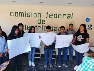Inquilinos de la Casa del Estudiante Indígena, exigieron apoyo para la restitución de un transformador, tras una semana sin luz. (EL SIGLO DE TORREÓN)