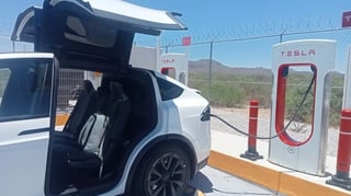 Se hizo una primera carga simbólica en el súper cargador de autos eléctricos de Tesla, en Cuencamé.