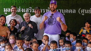 Tyson Fury visitó orfanato en Bangkok
