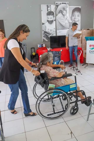 En esta ocasión se entregaron sillas de ruedas y andadores en el DIF de San Pedro a personas de escasos recursos.