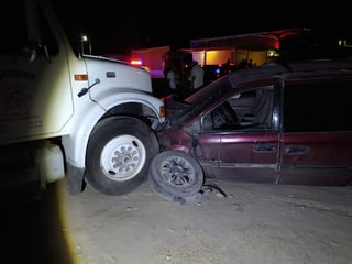 Un conductor impactó su camioneta contra un vehículo en movimiento y posteriormente chocó con un tráiler estacionado. (EL SIGLO DE TORREÓN)