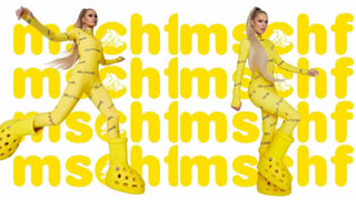 Paris Hilton apuesta por un 'look' monocromatico amarillo con las famosas Crocs Big Yellow Boots