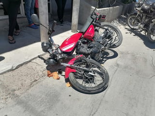 El joven conductor de la moto y el menor que lo acompañaba resultaron lesionados al ser impactados por un vehículo.