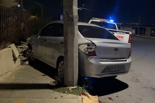 Ebrio conductor abandona su auto luego de chocar en Saltillo