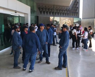 Trabajadores sindicalizados del Ayuntamiento de Torreón protestan en la Plaza Mayor. (FERNANDO COMPEÁN)