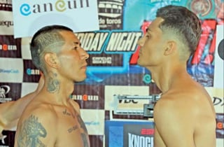 El duranguense Javid Ramírez (der), venció al primer rival. (Cancún Boxing)