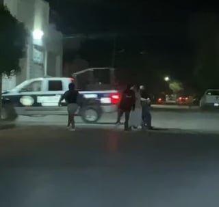 Unidad de la Policía de San Pedro, Coahuila, atropella a un manifestante.