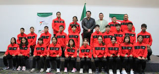 Cadetes reciben uniformes para el Mundial de Taekwondo de parte de José Manuel Figueroa