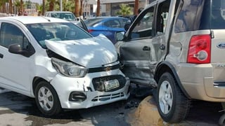 Pierde el control y se impacta contra camioneta en Gómez Palacio