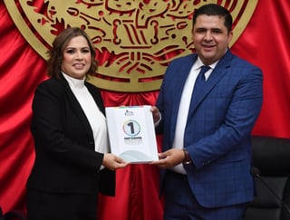 En punto de las 10:05 horas inició la sesión solemne, el alcalde entregó el documento que guarda el estado de la Administración pública 2022-2025, a la síndica municipal, Alina Arlette Rivera Quiñones.