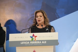 Leticia Herrera Ale entregó al Cabildo el documento que contiene su primer informe de gobierno. (FERNANDO COMPEÁN) 
