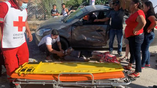 Los daños solo resultaron materiales, ya que los paramédicos de la Cruz Roja de Torreón valoraron a los tripulantes, confirmando que solo resultaron con lesiones leves.