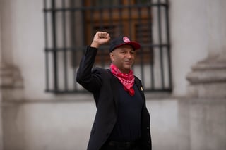 Morello llegó al Palacio de La Moneda (sede de Gobierno) con un pañuelo rojo atado al cuello, una chaqueta negra y una vistosa gorra de beisbol. (EFE)