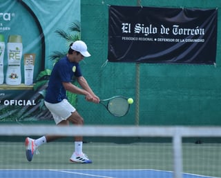 Un gran nivel de tenis se ha visto en las canchas del Campestre de Gómez Palacio, donde se lleva a cabo el Torneo Anual. (Ramón Sotomayor)
