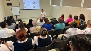 El curso lo impartió el doctor Miguel Sánchez, catedrático de la Facultad de Ciencias de la Comunicación de la UAdeC. (Foto: SERGIO A. RODRÍGUEZ / EL SIGLO COAHUILA)