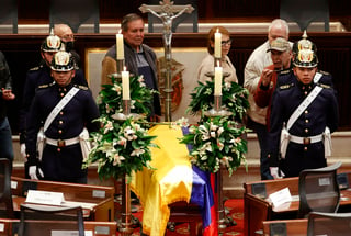 Fanáticos llevan ofrenda a casa de Tina Turner para recordarla