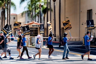 En una muestra de solidaridad, guionistas se unen a las protestas del Sindicato de Actores de la Pantalla-Federación Estadounidense de Artistas de Televisión y Radio (SAG-AFTRA por sus siglas en inglés) frente a la entrada de los estudios Warner Bros. en Burbank, California, el martes 26 de septiembre de 2023. (AP Foto/Richard Vogel)



