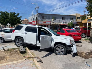 Conductora no hace alto y es impactada por una camioneta en Torreón
