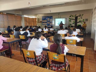 La plática se ofreció a alumnos de la escuela Francisco L. Urquizo. (EL SIGLO DE TORREÓN)