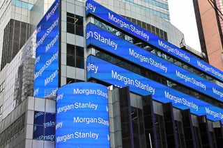 En el tercer trimestre, el más reciente, Morgan Stanley registró una reducción en las ganancias del 9 %, hasta 2,408 millones de dólares. (X)