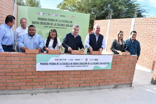 Colocan primera piedra de escuela de nueva creación en la colonia San Agustín de Torreón. (CORTESÍA)