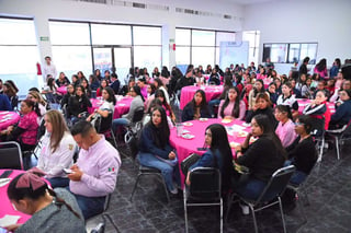 Organizan Café Rosa para 140 jóvenes, con el objetivo de concientizar sobre la prevención del cáncer. (EL SIGLO DE TORREÓN)