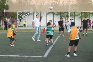 Algunos de los menores, tuvieron la oportunidad de jugar 'la reta' con las Leyendas del Santos, quienes se turnaban para entrar a la cancha y convivir con los niños, en torno a un balón de futbol.
