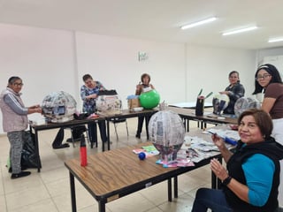 Las personas interesadas aprenderán sobre elaboración de piñatas y esferas. (Foto: GUADALUPE MIRANDA / EL SIGLO DE TORREÓN)