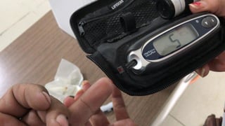 Instituciones de salud federales señalan que la detección de la diabetes se realiza con una gota de sangre extraída de la yema del dedo. (ARCHIVO)
