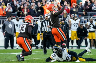 El pateador de los Browns de Cleveland Dustin Hopkins (7) celebra su gol de campo ganador ante los Steelers de Pittsburgh, durante la 2da mitad del juego de NFL en Cleveland, el domingo 19 de noviembre de 2023. (AP Foto/Sue Ogrocki)