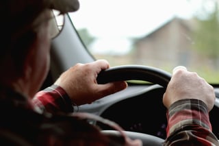 Según Robert H. Shmerling, profesor y editor del portal de salud de la Universidad de Harvard, los adultos mayores enfrentan riesgos especiales al conducir, los cuales deben atenderse.