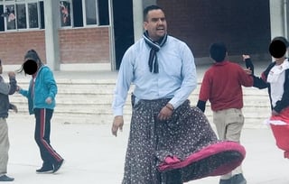 VIRAL: Profesor de San Pedro baila con falda y se olvida de las críticas