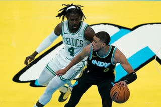 Tyrese Haliburton (d) logró un triple doble en el triunfo ante Celtics.