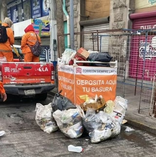 Trabajadores de La Ola retiran de 1 a 3 toneladas de basura por día de las calles donde se realizan las peregrinaciones. (EL SIGLO DE TORREÓN)