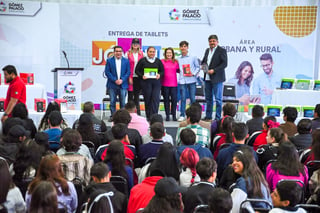 La alcaldesa Leticia Herrera Ale entregó dispositivos (tablets) a estudiantes de las áreas urbana y rural. (CORTESÍA)