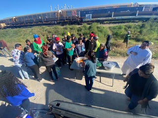 Los expatriados fueron bajados de los carros de carga del tren por personal de seguridad de Ferromex. (Foto: SERGIO A. RODRÍGUEZ / EL SIGLO COAHUILA)