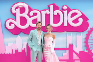 Ryan Gosling, izquierda, y Margot Robbie posan a su llegada a la premiere de 'Barbie' el 12 de julio de 2023, en Londres. “Barbie” de Greta Gerwig dominó las nominaciones a los Globos de Oro con nueve menciones el 12 de diciembre de 2023. (Scott Garfitt/Invision/AP, archivo)