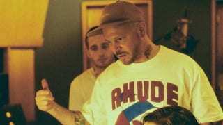 El rapero puertorriqueño Residente ha anunciado que pospuso la publicación de su nuevo disco y varios videos al no sentirse 'bien' e 'indiferente' 'frente a todo el genocidio macabro que destruye lentamente a Palestina'.