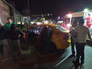 Varias personas lesionadas, entre ellas un niño de 4 años, fue el saldo de un choque registrado entre un taxi y un carro particular en Torreón.