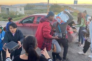 Miembros de la Casa del Migrante, encabezados por el sacerdote Paulo Alfonso Sánchez Valencia, con la ayuda de donadores llevan agua y alimentos a los exiliados que cruzan México para llegar a Estados Unidos por Coahuila.