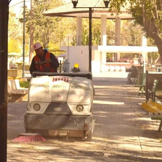 Personal de Servicios Públicos dio mantenimiento a la Plaza de Armas y la Alameda Zaragoza. (EL SIGLO DE TORREÓN)