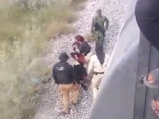 Una elemento femenina de Instituto Nacional de Migración (INM) de la Secretaría de Gobernación, fue grabada en video cuando, con exceso de violencia, bajó a una migrante de un ferrocarril y después la derribó y golpeó.