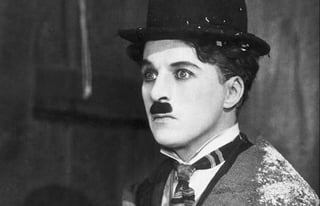 Uno de los máximos comediantes de todos los tiempos es Charles Chaplin, un ícono en el cine mudo, quien ha encantado al público a través de las películas que no solo protagonizó, sino que financió, escribió, dirigió, produjo, editó, así como también fue compositor de las bandas sonoras.