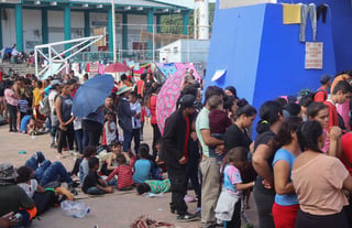 AMLO acusa a traficantes de personas de organizar caravanas