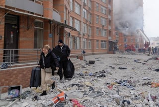 El bombardeo afectó varias localidades a lo largo de toda la geografía ucraniana y dejó al menos 26 civiles muertos y 130 heridos. (EFE)