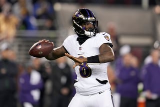 El quarterback de los Ravens de Baltimore Lamar Jackson busca a quién pasa el balón en la primera mitad del partido ante los 49ers de San Francisco, el lunes 25 de diciembre de 2023, en Santa Clara, California. (AP Foto/Godofredo A. Vásquez)


