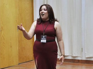 La joven soprano lagunera, Karla Rodríguez, recorre sus raíces musicales con la palabra en la sonoridad de su voz.