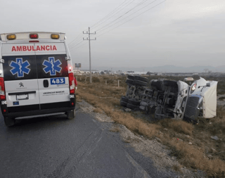 El accidente fue reportado al Sistema Estatal de Emergencias 911, y oficiales de Tránsito de la Policía Municipal acudieron al lugar para abanderar la zona. (EL SIGLO DE TORREÓN)