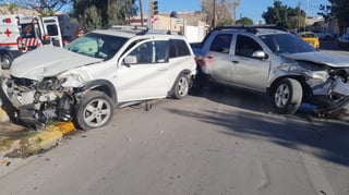 Peritos realizaron el croquis correspondiente y ordenaron retirar de la vialidad las camionetas involucradas. (EL SIGLO DE TORREÓN)