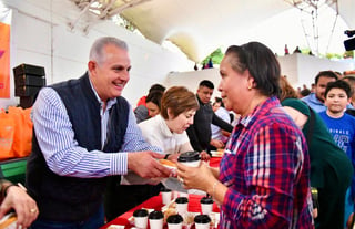  El Presidente Municipal dijo estar contento por tener la oportunidad de celebrar esta fecha acompañado de familias de Torreón.
